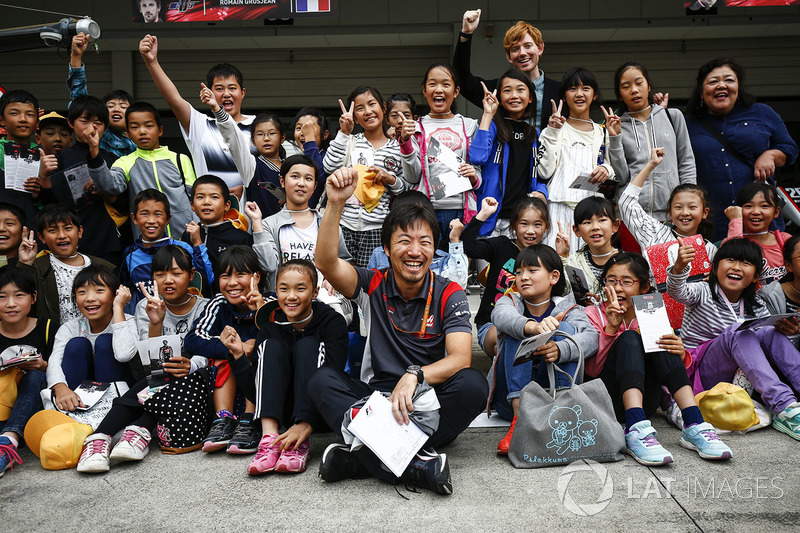 Ayao Komatsu, Chief Race Engineer, Haas F1 Team, meets some fans in the pit lane