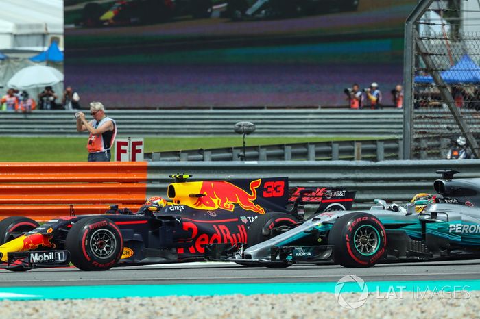 Lewis Hamilton, Mercedes-Benz F1 W08  y Max Verstappen, Red Bull Racing RB13 battle for position