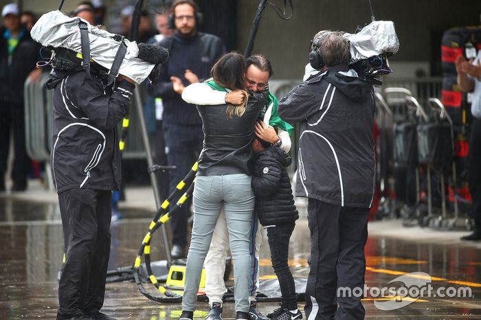 Los Massa se abrazan tras el abandono de Felipe