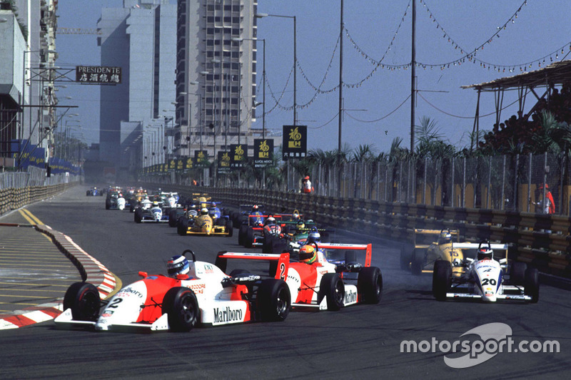 Mika Hakkinen devance Eddie Irvine et Michael Schumacher au départ de la course