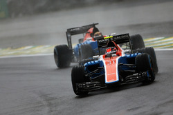 Естебан Окон, Manor Racing MRT05 випереджає свого товариша по команді Паскаля Верляйна, Manor Racing