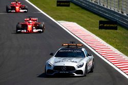 El coche de seguridad al frente de Sebastian Vettel, Ferrari SF70H y Kimi Raikkonen, Ferrari SF70H