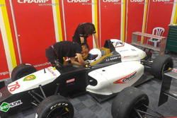 David Sitanala bersama mekanik di pit