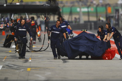 Los mecánicos de Sauber empujan el Sauber de Antonio Giovinazzi