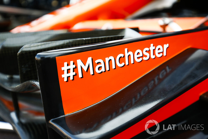 Хештег на підтримку Манчестера на передньому антикрилі McLaren MCL32