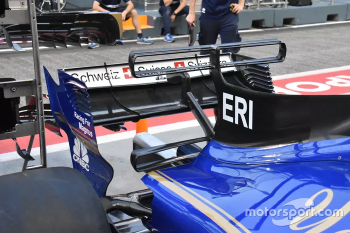 Sauber C36: Heckflügel und T-Flügel