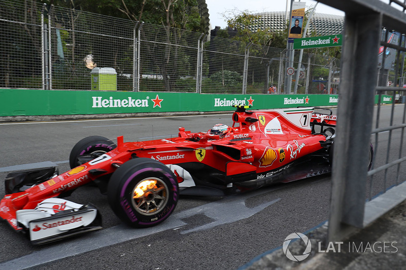 Kimi Raikkonen, Ferrari SF70H, ön frenler yanıyor