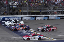 Brad Keselowski, Team Penske Ford, Denny Hamlin, Joe Gibbs Racing Toyota, Ryan Blaney, Wood Brothers Racing Ford