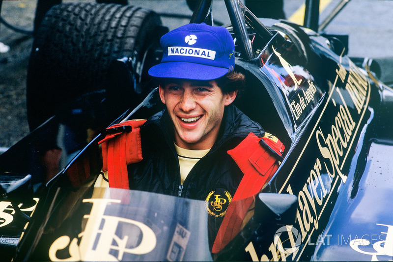 Ayrton Senna, Lotus 97T-Renault, siede nella monoposto del compagno di squadra Elio de Angelis ai bo