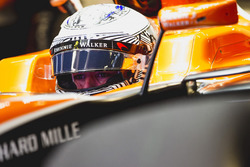 Fernando Alonso, McLaren, en el cockpit visera levantada