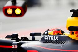 Max Verstappen, Red Bull Racing, espera en el pit lane junto a luces de lanzamiento de boxes
