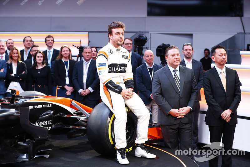 Fernando Alonso, Zak Brown, Yusuke Hasegawa und der McLaren MCL32