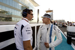 Jonathan Eddolls, ingénieur de course Williams et Valtteri Bottas, Williams, sur la grille
