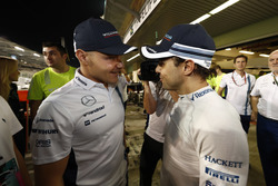Valtteri Bottas, Williams, und das Team verabschieden sich von Felipe Massa, Williams, nach dem Renn