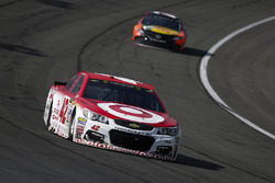 Kyle Larson, Chip Ganassi Racing Chevrolet leads Martin Truex Jr., Furniture Row Racing Toyota