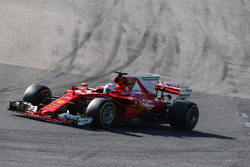 Sebastian Vettel, Ferrari SF70H, devant Max Verstappen, Red Bull Racing RB13, et Lewis Hamilton, Mercedes AMG F1 W08