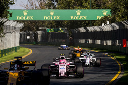 Nico Hulkenberg, Renault Sport F1 Team RS17, Esteban Ocon, Force India VJM10 y Lance Stroll, William