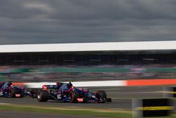 Carlos Sainz Jr., Scuderia Toro Rosso STR12, Daniil Kvyat, Scuderia Toro Rosso STR12