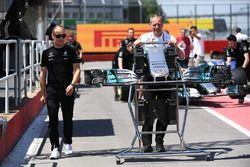 Valtteri Bottas, Mercedes AMG F1 y Tony Ross, Mercedes AMG F1 ingeniero de carrera