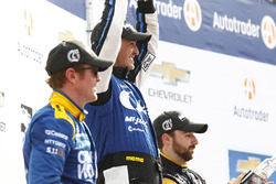 Podium : le deuxième Scott Dixon, Chip Ganassi Racing Honda, le vainqueur Graham Rahal, Rahal Letterman Lanigan Racing Honda, le troisième James Hinchcliffe, Schmidt Peterson Motorsports Honda