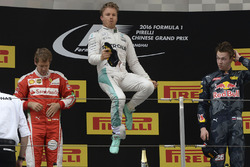 Podio: ganador Nico Rosberg, Mercedes AMG F1 Team, ganador del segundo lugar Sebastian Vettel, Ferra