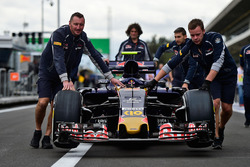 Scuderia Toro Rosso STR11 - перед технической комиссией