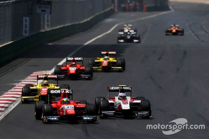 Jimmy Eriksson, Arden International lidera a Sergey Sirotkin, ART Grand Prix & Sean Gelael, Pertamina Campos Racing