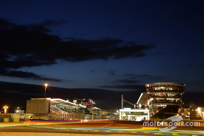 Le Mans bei Nacht