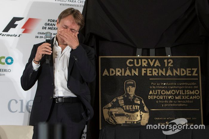 Adrián Fernández con su placa conmemorativa Curva 12 que llevara su nombre en el AUtódromo Hermanos Rodrígiuez