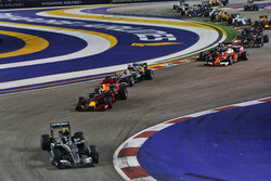 Starr: Nico Rosberg, Mercedes AMG F1 W07 Hybrid, führt