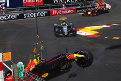 De Red Bull Racing RB12 van Max Verstappen na zijn crash