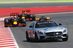 Daniel Ricciardo, Red Bull Racing RB12 leads behind the FIA Safety Car