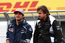 (L to R): Carlos Sainz Jr., Scuderia Toro Rosso with Fernando Alonso, McLaren on the drivers parade