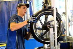 Técnico de Michelin en el trabajo