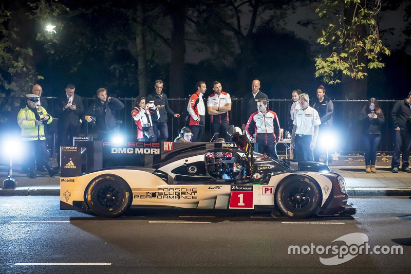 Mark Webber ve Porsche 919 Hybrid Londra sokaklarında