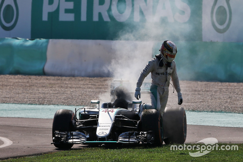 Lewis Hamilton, Mercedes AMG F1 W07 Hybrid retirado de la carrera por problemas con el motor