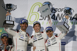 Подіум: переможці #1 Porsche Team Porsche 919 Hybrid: Тімо Бернхард, Марк Веббер, Брендон Хартлі