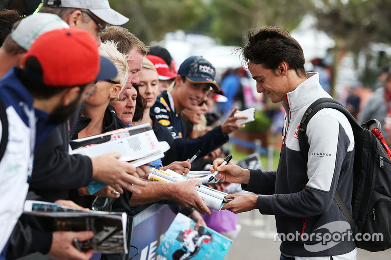 Esteban Gutierrez, Haas F1 Team firma autógrafos para los fans