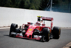 Kimi Raikkonen, Ferrari SF16-H komt in de pits met een lekke band