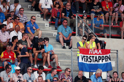 Fans y una bandera para Max Verstappen, Red Bull Racing