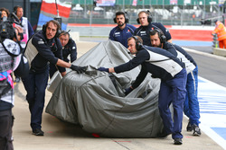 La Sauber C35 de Marcus Ericsson, Sauber F1 Team est ramenée aux stands