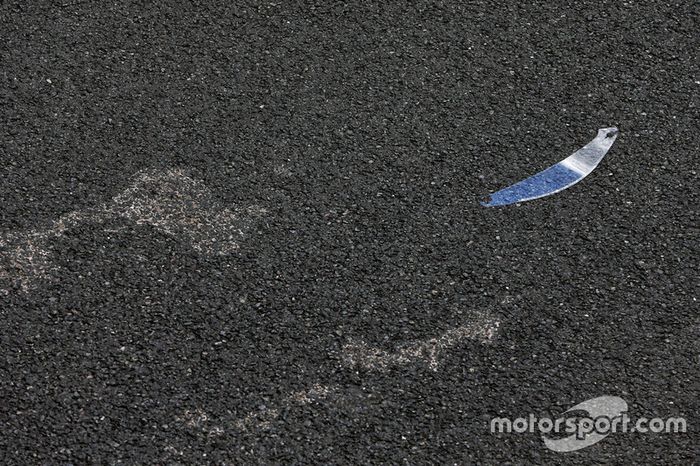 Un tear-off sobre el asfalto después de haber sido lanzado por un piloto