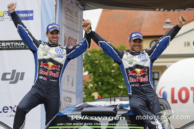 I vincitori Andreas Mikkelsen, Anders Jäger, Volkswagen Polo WRC, Volkswagen Motorsport