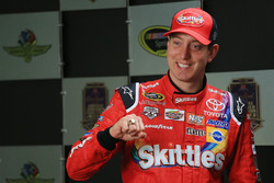 Kyle Busch, Joe Gibbs Racing Toyota, mit dem Ring für seinen Sieg vom Brickyard 400 in Indianapolis