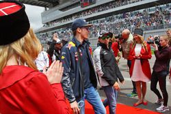 Daniil Kvyat, Red Bull Racing con Sergio Perez, Sahara Force India F1 en el desfile de pilotos