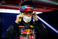Макс Ферстаппен (Red Bull Racing) готується в боксах.
