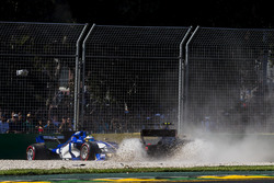 Kevin Magnussen, Haas F1 Team VF-17, percute Marcus Ericsson, Sauber C36
