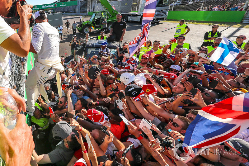 Race winner Lewis Hamilton, Mercedes AMG F1 celebrates, the fans