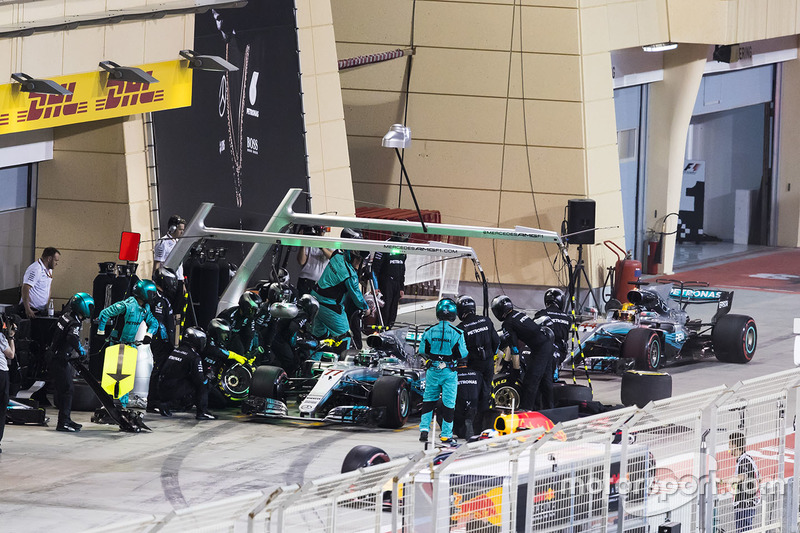 Valtteri Bottas, Mercedes AMG F1 W08 avec les stands avec Lewis Hamilton, Mercedes AMG F1 W08, derrière