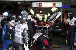 #7 Toyota Gazoo Racing Toyota TS050 Hybrid: Mike Conway, Kamui Kobayashi, Jose Maria Lopez dans le garage